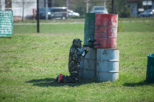 Chłopak Garniturze Kamuflażu Stoi Polu Paintball Jego Pistoletu Paintball Się — Zdjęcie stockowe