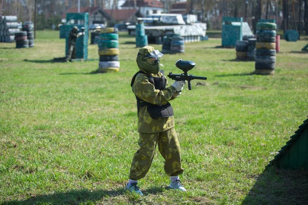 Boy Camouflage Suit Stands Paintball Field His Paintball Gun Looks — Stock Photo, Image