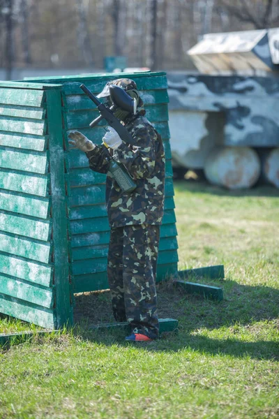 Garçon Costume Camouflage Tient Sur Terrain Paintball Avec Son Pistolet — Photo