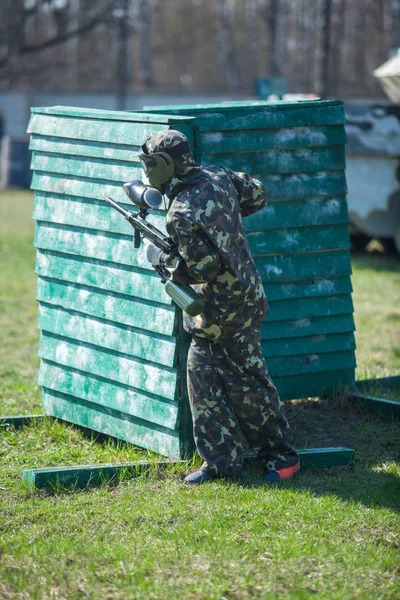 Garçon Costume Camouflage Tient Sur Terrain Paintball Avec Son Pistolet — Photo