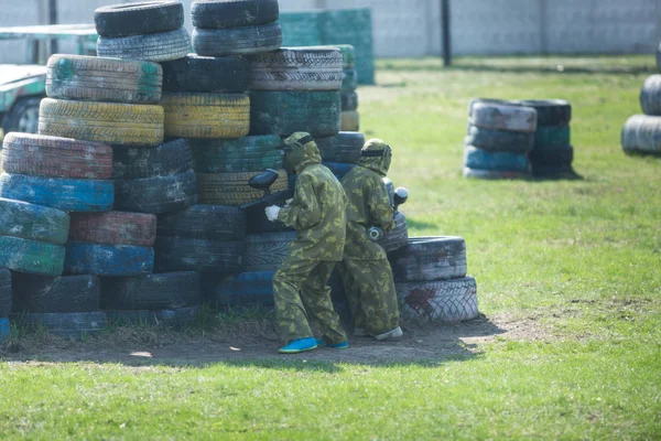 Junge Tarnanzug Steht Mit Seiner Paintballpistole Auf Dem Paintballfeld Und — Stockfoto