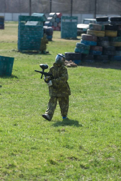 Ragazzo Tuta Mimetica Trova Sul Campo Paintball Con Sua Pistola — Foto Stock