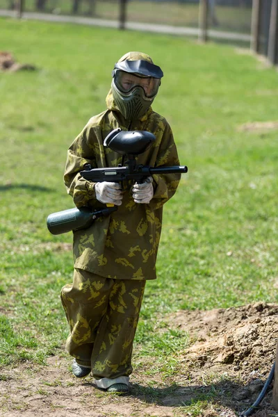 Garçon Costume Camouflage Tient Sur Terrain Paintball Avec Son Pistolet — Photo