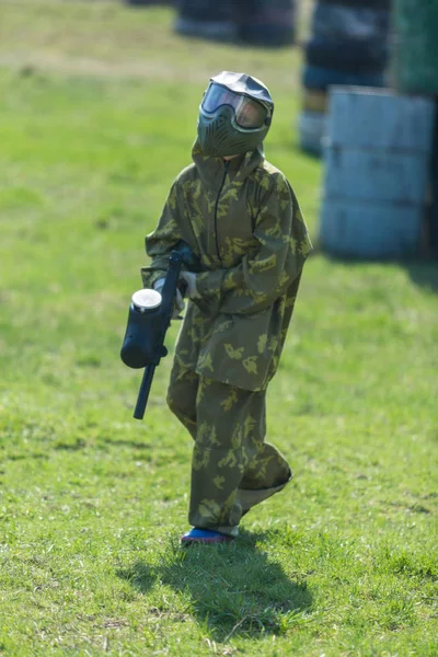 Garçon Costume Camouflage Tient Sur Terrain Paintball Avec Son Pistolet — Photo