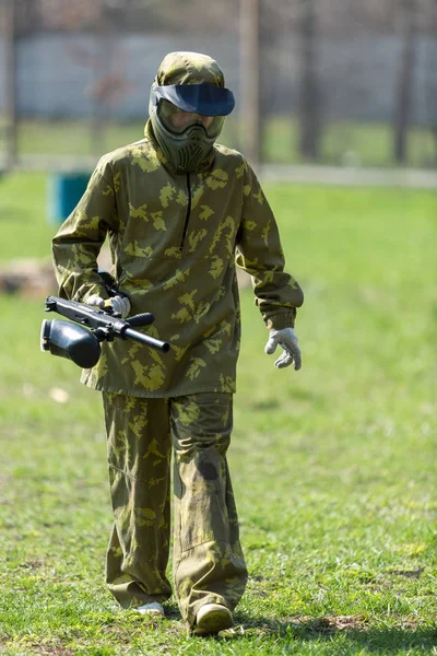 Garçon Costume Camouflage Tient Sur Terrain Paintball Avec Son Pistolet — Photo