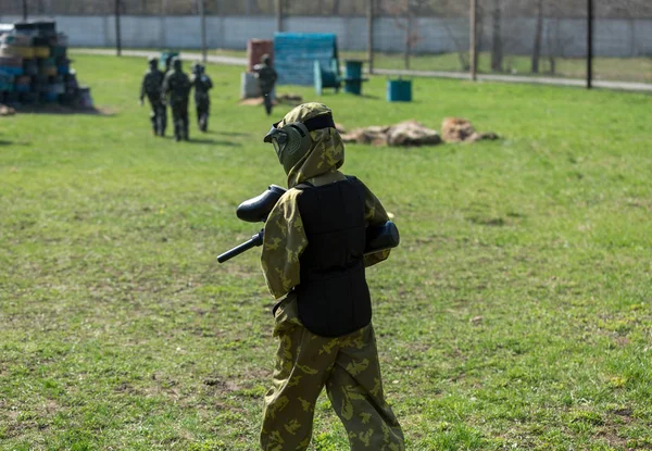 Junge Tarnanzug Steht Mit Seiner Paintballpistole Auf Dem Paintballfeld Und — Stockfoto