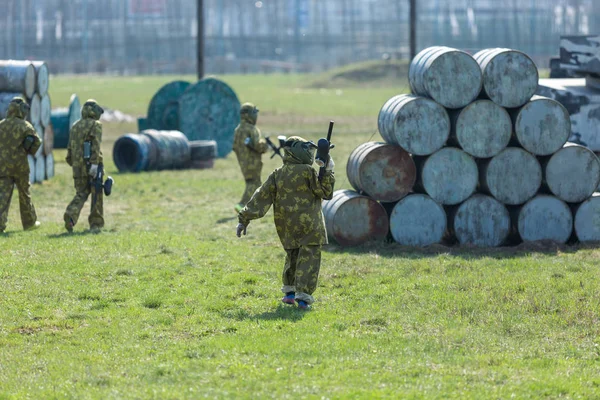 Niño Traje Camuflaje Para Campo Paintball Con Pistola Paintball Hacia — Foto de Stock