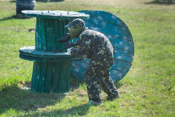 Chłopak Garniturze Kamuflażu Stoi Polu Paintball Jego Pistoletu Paintball Się — Zdjęcie stockowe