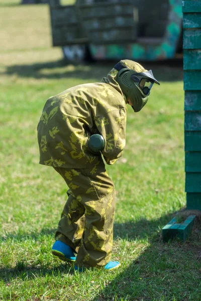 Garçon Dans Camouflage Tient Pistolet Paintball Dans Une Main Casque — Photo