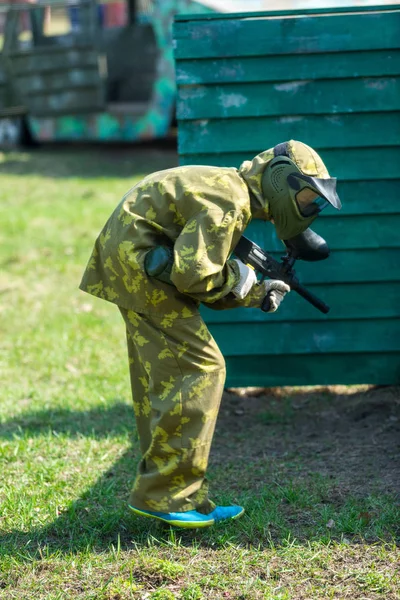 Garçon Dans Camouflage Tient Pistolet Paintball Dans Une Main Casque — Photo