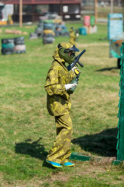 Chlapec Kamufláži Drží Paintball Zbraň Jedné Ruce Ochranná Helma Stojící — Stock fotografie