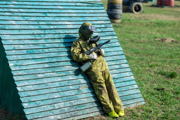 Kamuflaj Çocukta Bir Paintball Silahı Bir Yandan Koruyucu Kask Sahada — Stok fotoğraf