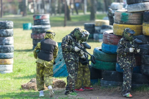 Niño Camuflaje Sostiene Una Pistola Paintball Una Mano Casco Protector —  Fotos de Stock