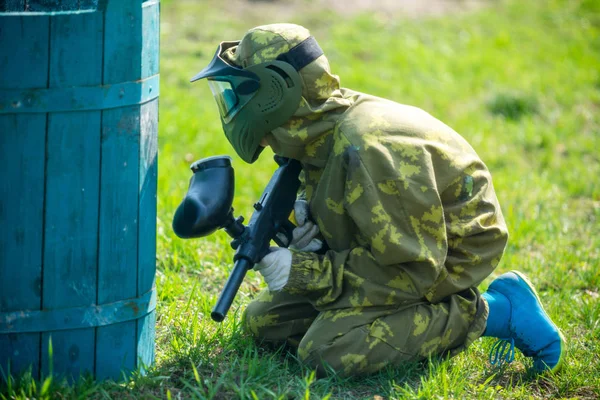 Kamuflaj Çocukta Bir Paintball Silahı Bir Yandan Koruyucu Kask Sahada — Stok fotoğraf