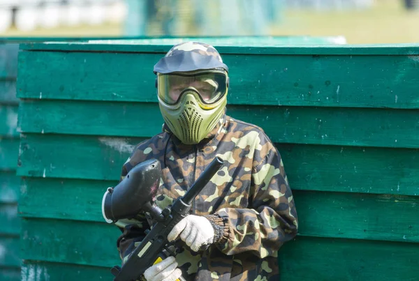 Niño Camuflaje Sostiene Una Pistola Paintball Una Mano Casco Protector —  Fotos de Stock