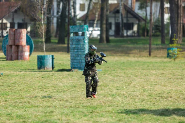 Niño Camuflaje Sostiene Una Pistola Paintball Una Mano Casco Protector —  Fotos de Stock