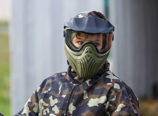 Garçon Dans Camouflage Tient Pistolet Paintball Dans Une Main Casque — Photo