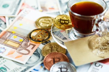 Bitcoins, ethereum, litcoin - gerçek para arka plan üzerinde kripto para birimi. Yatırım, risk, strateji