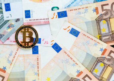 Bitcoins, ethereum, litcoin - gerçek para arka plan üzerinde kripto para birimi. Yatırım, risk, strateji