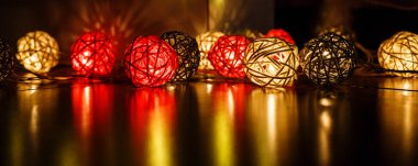  Noel ışık yansımaları ile koyu ahşap arka plan yok. Noel ve yeni yıl tatilleri arka plan.