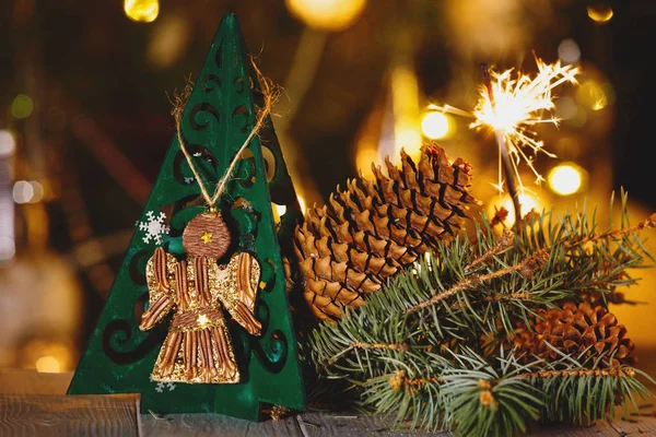 ライトの背景を持つ夜間の自宅で木に天使の装飾 冬の休日 正月とクリスマスのお祝いのコンセプト — ストック写真