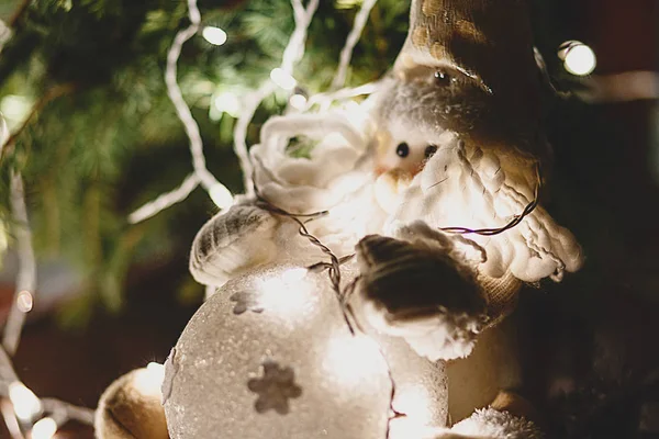 白色圣诞老人玩具与灯坐在冷杉树旁边 冬季假期 新年和圣诞庆典概念 — 图库照片