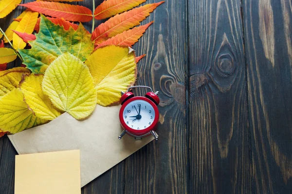 Composición Otoñal Sobre Con Hojas Rojas Amarillas Lado Del Reloj —  Fotos de Stock