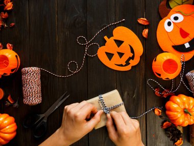 çocuğun el Cadılar Bayramı kutlama için bir hediye yapacaklar. Dekorasyon, Şükran günü kavramı