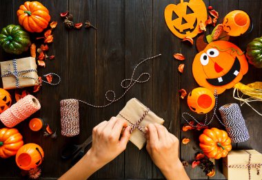 çocuğun el Cadılar Bayramı kutlama için bir hediye yapacaklar. Dekorasyon, Şükran günü kavramı