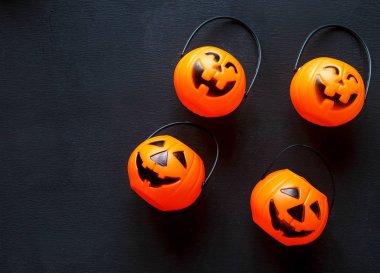 Cadılar Bayramı hazırlık. Jack fenerler siyah arka plan üzerine desenle. Yat, alanı Kopyala