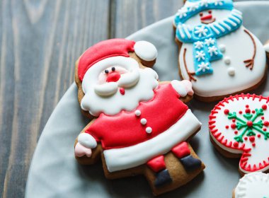 Gingerbread çerezleri Noel, yeni yıl ahşap masa üzerinde büyük tabakta. Festival, tatlı pasta, lezzetli bisküviler. Ev kutlama, dekorasyon konsepti