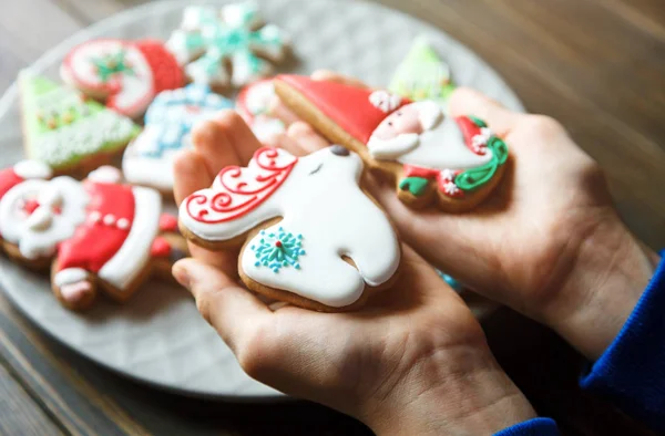 Pepparkakor Till Jul Nyår Kids Händer Tabellen Trä Festliga Söta — Stockfoto