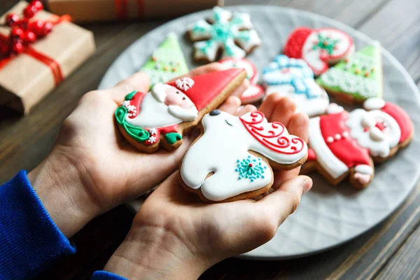 Galletas Jengibre Para Navidad Año Nuevo Las Manos Los Niños — Foto de Stock