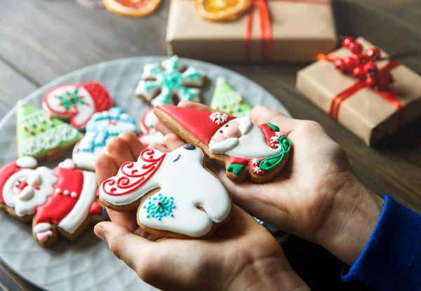 Pepparkakor Till Jul Nyår Kids Händer Tabellen Trä Festliga Söta — Stockfoto