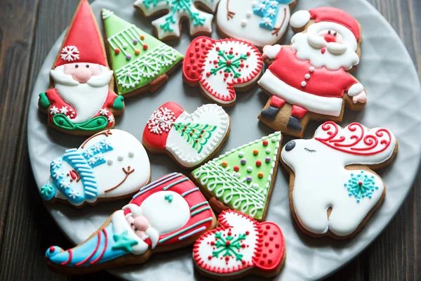 Galletas Jengibre Para Navidad Año Nuevo Plato Grande Mesa Madera — Foto de Stock