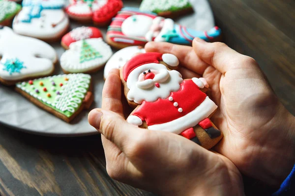 Pepparkakor Till Jul Nyår Kids Händer Tabellen Trä Festliga Söta — Stockfoto