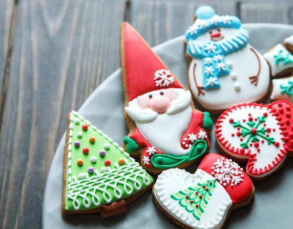 Galletas Jengibre Para Navidad Año Nuevo Plato Grande Mesa Madera — Foto de Stock