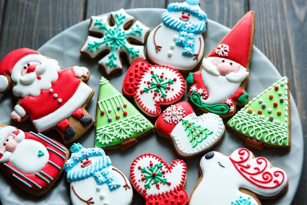 Galletas Jengibre Para Navidad Año Nuevo Plato Grande Mesa Madera — Foto de Stock