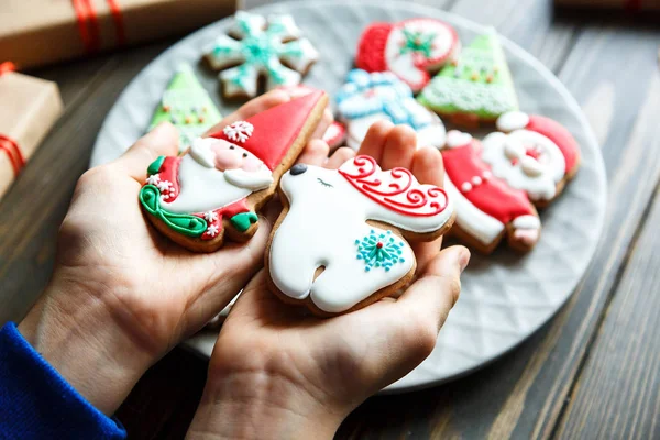 Pepparkakor Till Jul Nyår Kids Händer Tabellen Trä Festliga Söta — Stockfoto