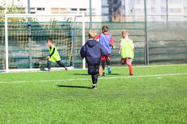 Chłopcy Czerwone Niebieskie Zielone Mundury Grać Piłkę Nożną Zespołem Zielonej — Zdjęcie stockowe