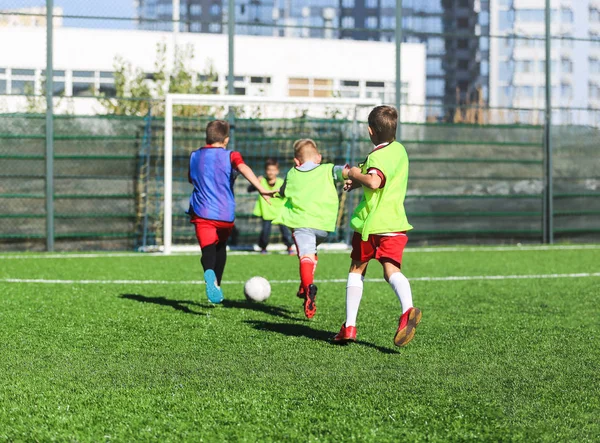 Boys Red Blue Green Uniforms Play Football Team Green Grass — Stock Photo, Image