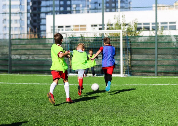 Squadra Calcio Ragazzi Rosso Blu Uniforme Verde Giocare Calcio Sul — Foto Stock