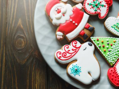 Noel ev yapımı gingerbread çerezleri, baharatlar görünümü koyu arka plan üzerinde top. tatil, kutlama ve pişirme kavramı. Yeni yıl ve Noel kartpostalı