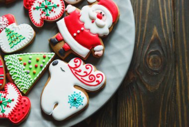 Noel ev yapımı gingerbread çerezleri, baharatlar görünümü koyu arka plan üzerinde top. tatil, kutlama ve pişirme kavramı. Yeni yıl ve Noel kartpostalı