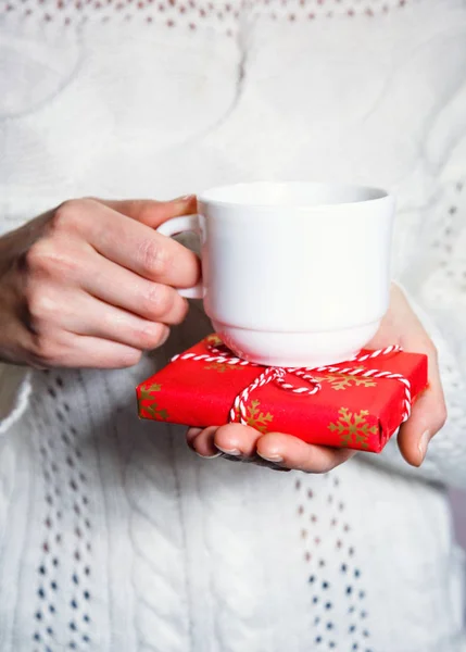 Женщина Зимой Белый Уютный Свитер Чашкой Чая Кофе Присутствующими Красной — стоковое фото