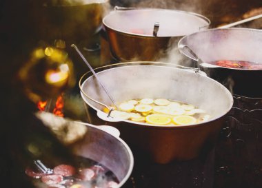 Noel piyasasında büyük fıçılar portakal mulled şarap. Noel ve yeni yıl kutlama kavramı, kış için geleneksel içki