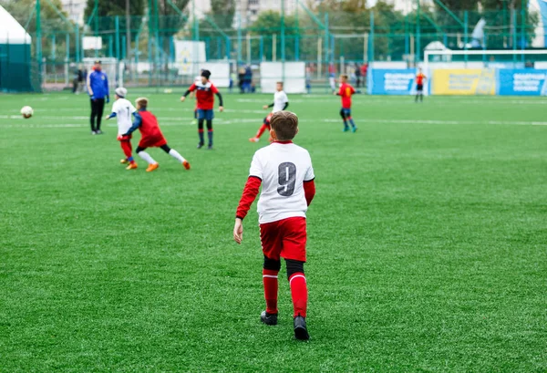 Chlapci Červené Modré Bílé Uniformy Hrát Fotbal Týmem Zelené Trávě — Stock fotografie