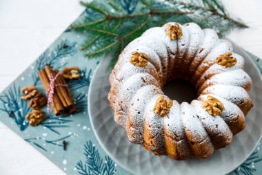 Noel için geleneksel meyveli kek pudra şekeri ve taze berry, üstten görünüm ile dekore edilmiştir. Delicioius ev yapımı hamur işi. Noel ve yeni yıl kutlama kavramı