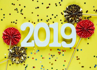 Beyaz ahşap numaraları 2019 sarı zemin üzerine kırmızı ve altın hayranları ile. Yaratıcı Noel ve yeni yıl arka plan