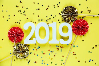 Beyaz ahşap numaraları 2019 sarı zemin üzerine kırmızı ve altın hayranları ile. Yaratıcı Noel ve yeni yıl arka plan